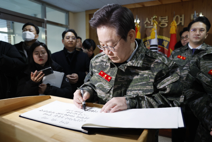 이재명 대표, 해병대 2사단 1여단 방문<YONHAP NO-3212>