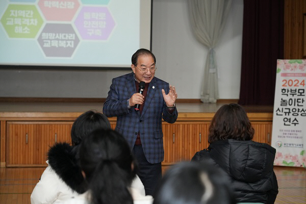 [포토]하윤수 부산시교육감, 학부모자원봉사단 양성 연수서 특