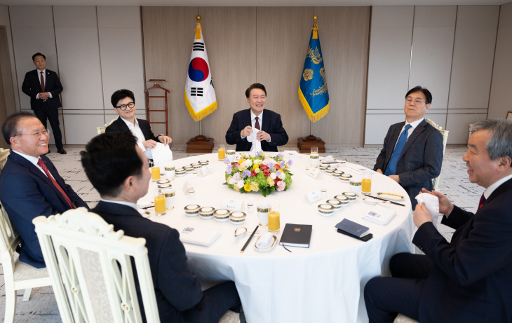 윤석열 대통령, 한동훈 비대위원장 등 국민의힘 지도부와 오찬 회동