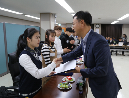 직접 학생들에게 장학증서를 나누어주는 주복원 한전산업 사장