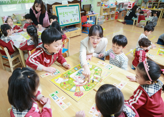 [사진 1] 어린이 바른먹거리 캠페인_유치부 교육