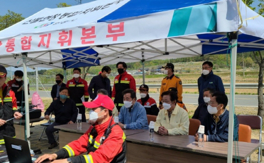 이낙연 의원과 권영세 안동시장은 30일 안동산불 현장에서