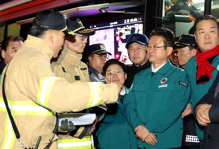 문경 화재 당일 사고현장에 도착해 상황을 보고받는 이철우 도지사