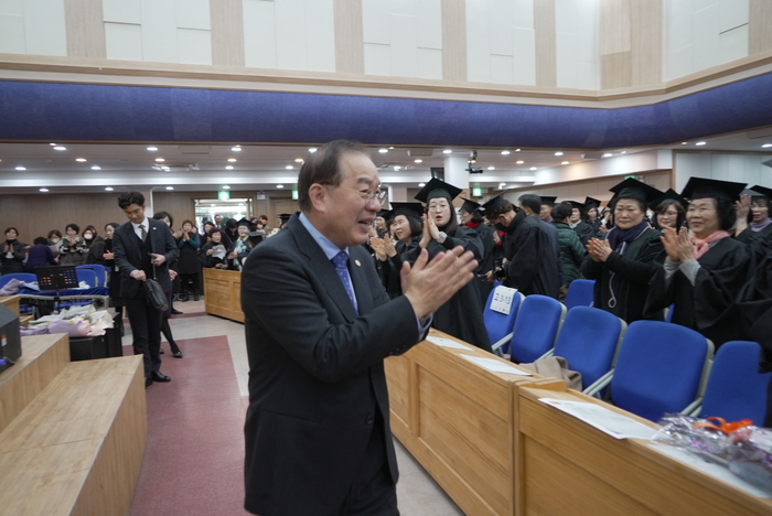 하윤수 부산교육감 “배움의 끈 놓지 않은 분, 깊은 존경과 응원