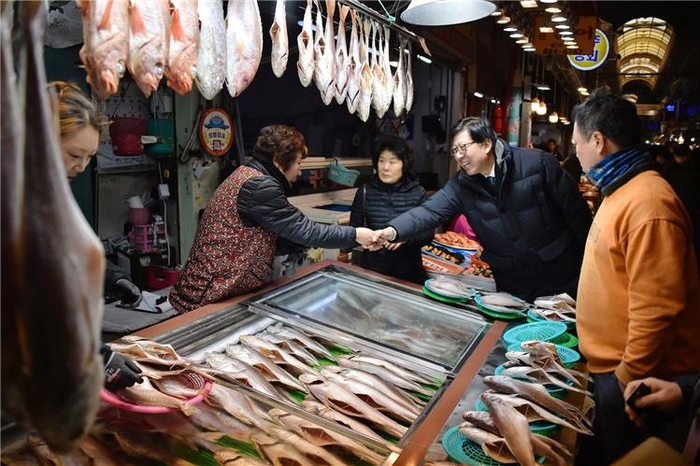 박형준 부산시장, 설 명절 물가 점검... 시민들과 '소통'