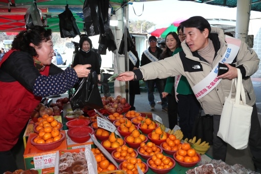 김진태 도지사, 전통시장 장보기