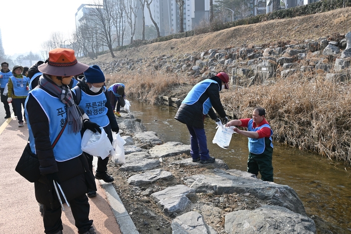 과천시 2일 세계 습지의날 기념 양재천 플로깅 전개