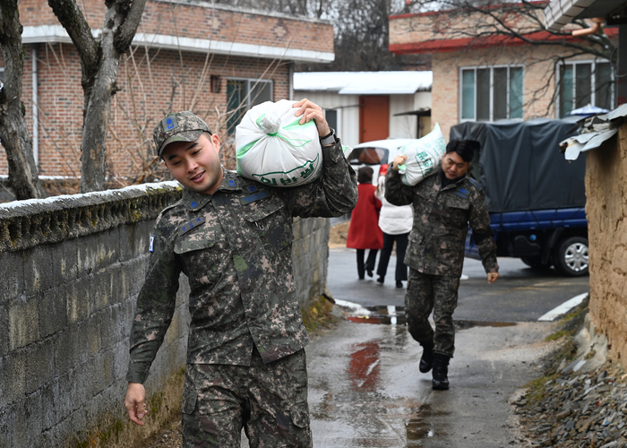 공군 16전비 설맞이 부대 인근 어려운 이웃 돕기 대민유대활동