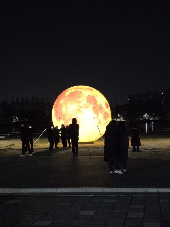 고양특례시 일산호수공원 달 조형물