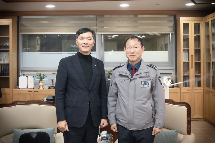 김현택 남양주시의회 의장-오지형 신임 남양주북부경찰서장(오른쪽)