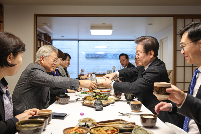 문 전 대통령과 찾은 민주당 지도부