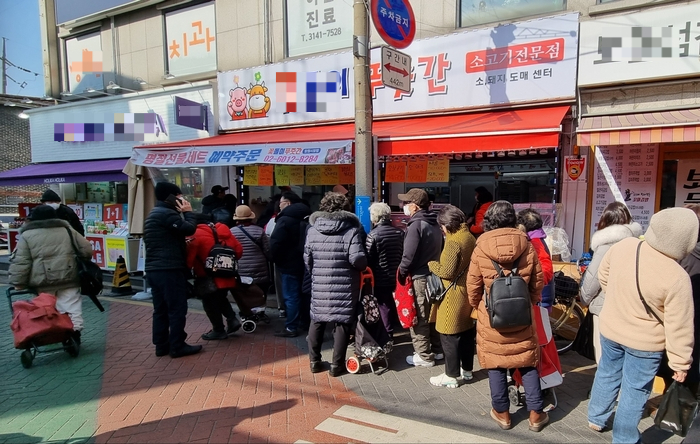 전통시장 바깥 정육점도 손님 북적