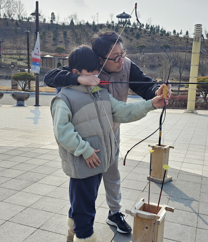 삼국유사테마파크를 찾은 관광객이 민속놀이를 체험하는 모습