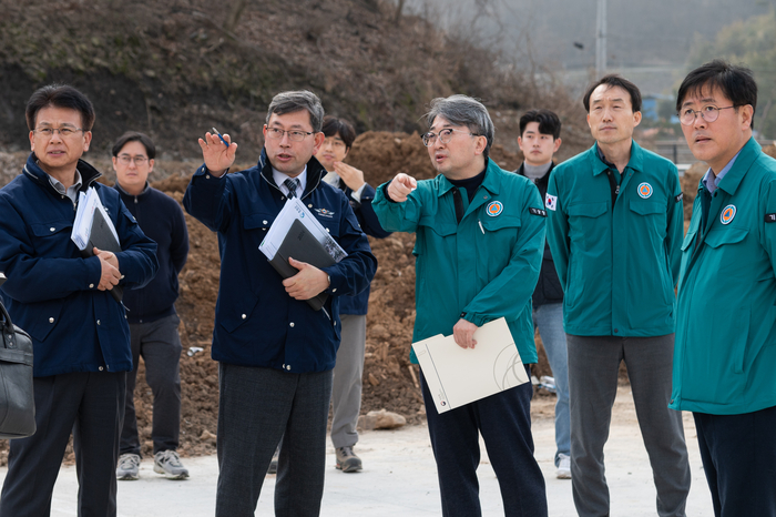 유희동 기상청장(오른쪽 세번째) 14일 홍성군 서북면 일대 산불 피해지역을 방문했다.