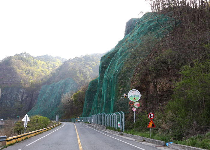 낙석지구