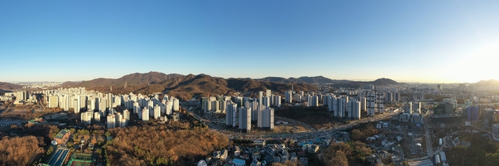 과천시 전경- 왼쪽 원도심, 오른쪽 과천지식정보타운