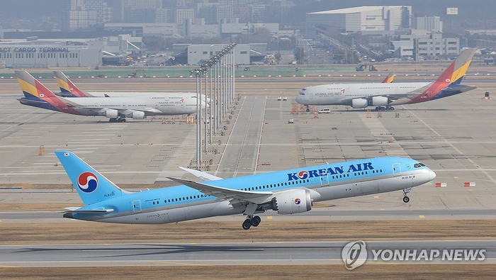 13일 인천국제공항 전망대에서 바라본 공항 계류장에 대한항공과 아시아나항공 여객기들이 세워져 있다.