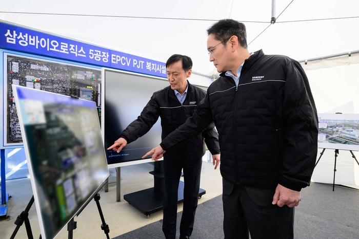 16일 삼성바이오로직스 인천사업장을 찾은 이재용 삼성전자 회장(오른쪽)이 5공장 건설 현장에서 관계자 브리핑을 듣고 있다