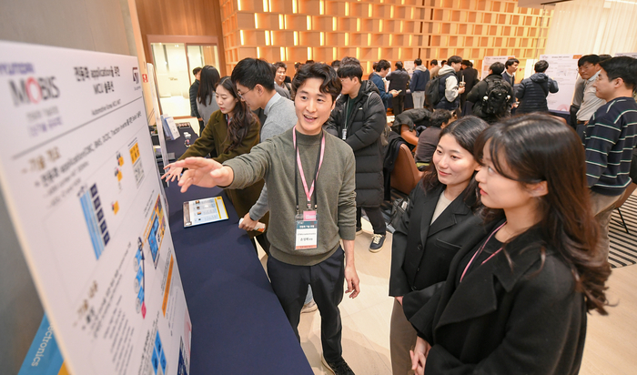 20일 경기도 의왕 전동화 연구소에서 열린 '전동화 기술 포럼'에서 참가자들이 기술 동향을 살펴보고 있다.