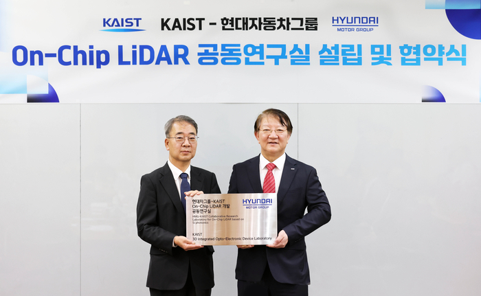 20일 KAIST 대전 본원에서 열린 공동연구실 현판 전달식에서 이종수 현대차 선행기술원장 (왼쪽)과 이상엽 KAIST 연구부총장이 기념촬영을 하고 있다.