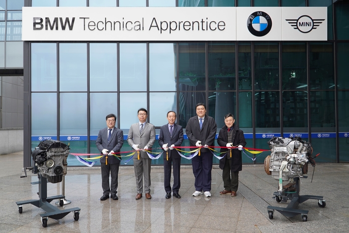 21일 열린 'BMW 어프렌티스 현판' 거치 기념 테이프 커팅식에서 서일대 스마트자동차공학과 학과장 안영명 교수, BMW 그룹 코리아 트레이닝아카데이 