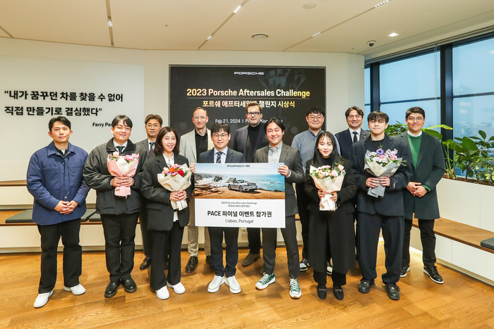 21일 서울 강남구 파르나스 타워에서 열린 '2023 포르쉐 애프터세일즈 챌린지' 수상자들이 기념촬영을 하고 있다.