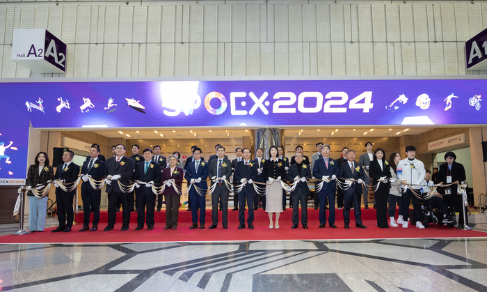 22일 서울 삼성동 코엑스에서 개막한 'SPOEX 2024' 개막식에서 참석자들이 테이프 컷팅을 하고 있다.