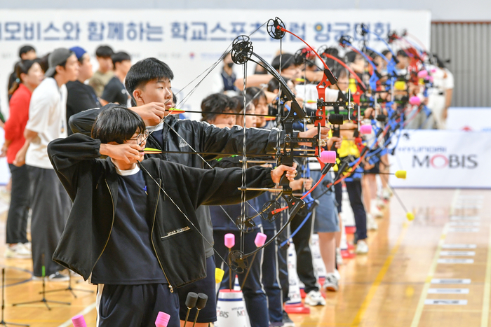 현대모비스가 지난해 실시한 '학교 스포츠클럽 양궁대회'에서 참가자들이 실력을 겨루고 있다.