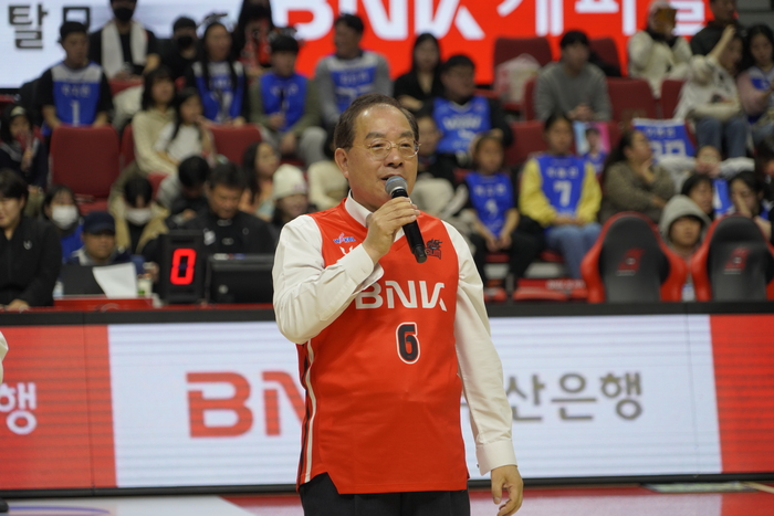 [포토] 하윤수 부산시교육감... 부산 BNK 프로농구 시투