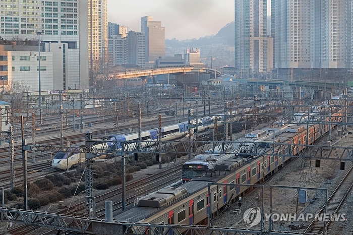 서울 용산역 인근 오가는 전철. 연합뉴스