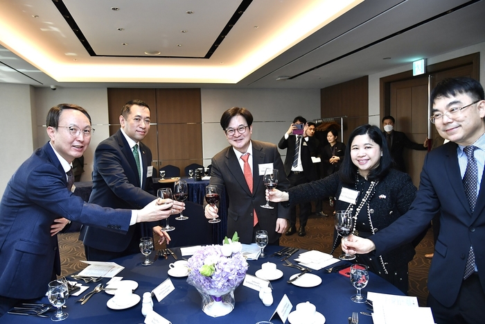 왼쪽부터 이현호 포천부시장, 미얀마 대사, 김병수 김포시장, 필리핀 대사, 태국 대사