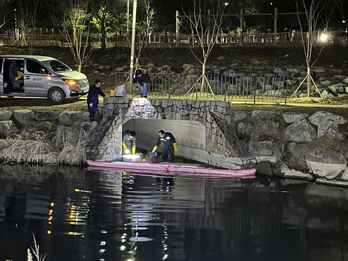 하남시 망월천 유류오염 방제현장