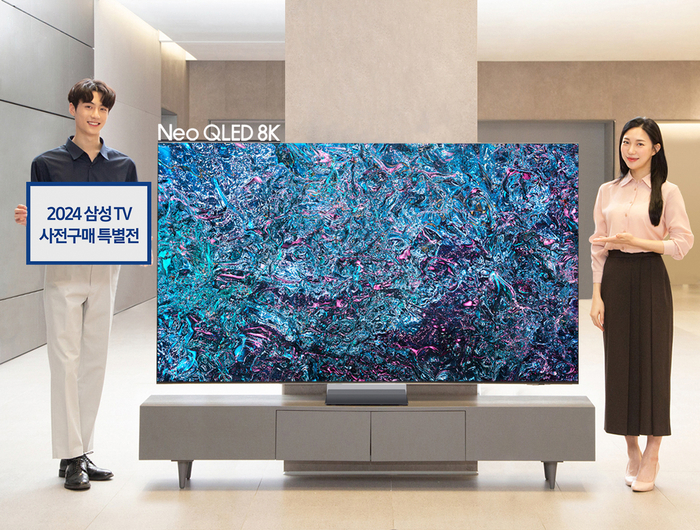 삼성전자 모델이 삼성스토어 대치점에서 2024형 Neo QLED 8K 85형 제품을 소개하고 있다.