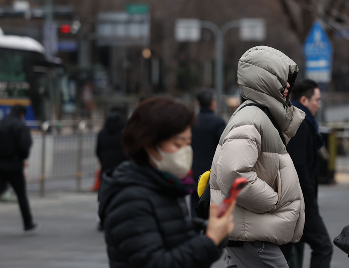 쌀쌀한 서울 광화문사거리에서 시민들이 이동하고 있다