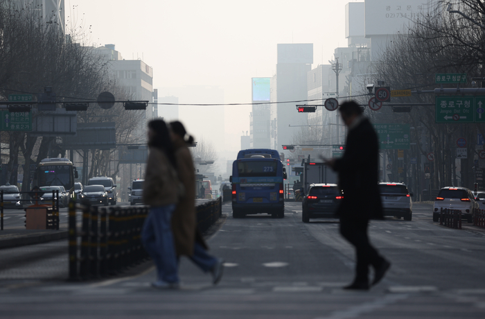 미세먼지로 뿌연 서울 종로구 광화문네거리 인근.연합뉴스