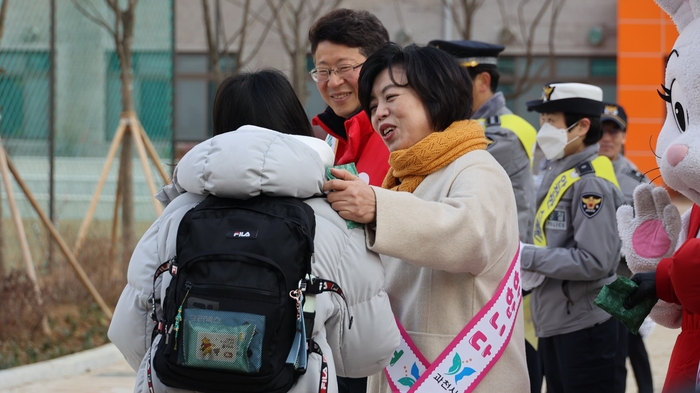 신계용 과천시장 4일 과천율목초중학교 개교첫날 응원