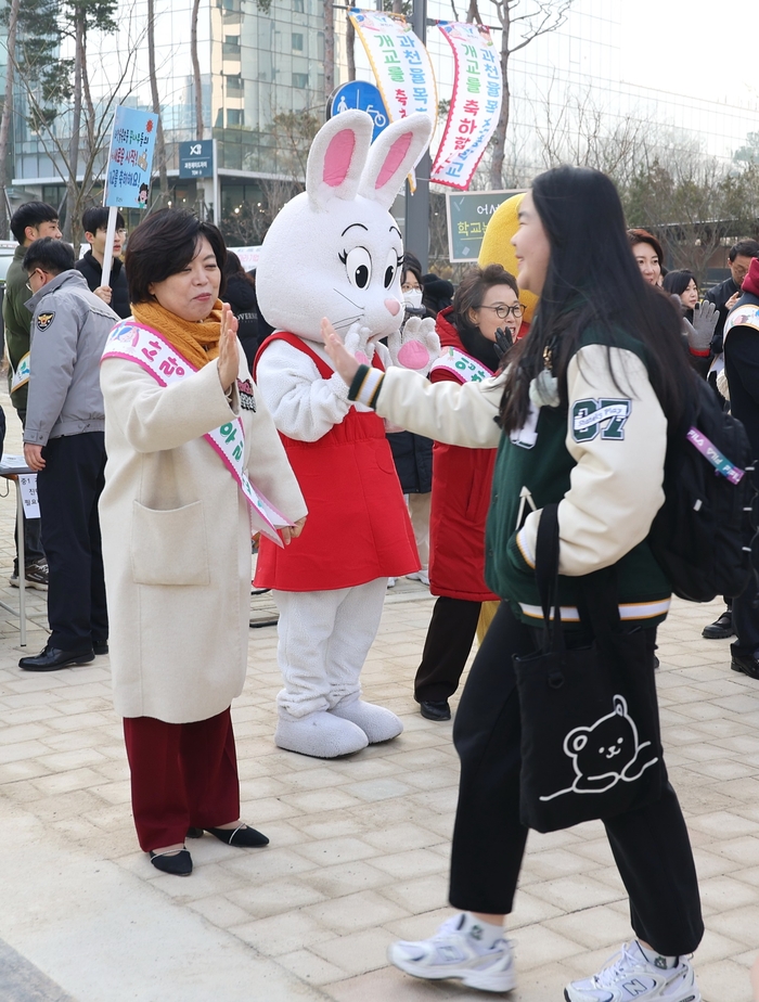 신계용 과천시장 4일 과천율목초중학교 개교첫날 응원