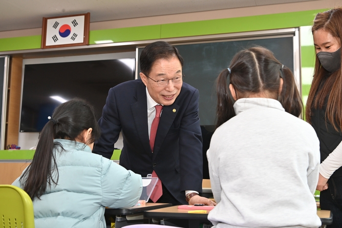 임종식 경북교육감, 두근두근 개학 첫날 늘봄학교 현장 격려