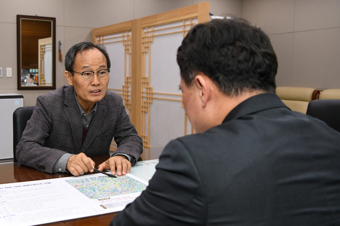 박남서 영주시장이 적동~상망 국도대체우회도로 건설 필요성을 설명하고 있다