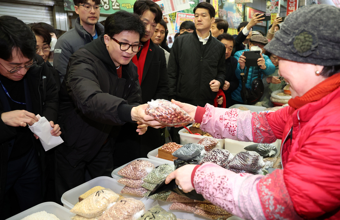 청주 육거리시장 방문한 한동훈 비대위원장