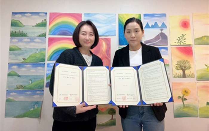 아동발달센터 김정은 수석연구원(왼쪽)과 한국정신보건미술치료학회 유미 부회장은 5일 협약식을 진행하고 기념촬영을 했다.