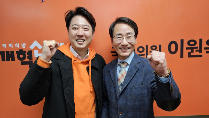 경기 화성시에 나란히 출마한 개혁신당 이준석 대표와 이원욱 의원.