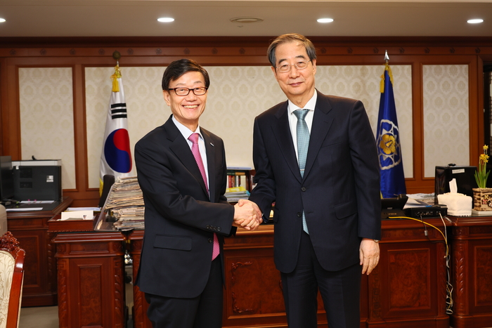 5일 정부 서울청사에서 만난 윤진식 한국무역협회 회장(왼쪽)과 한덕수 국무총리가 기념촬영을 하고 있다.