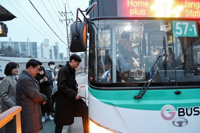 김동근 의정부시장 6일 57-1번 타고 '출근길 불편' 현장점검