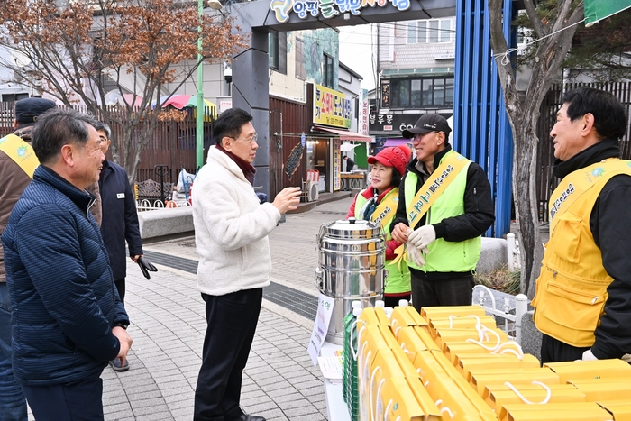 전진선 양평군수(가운데) 13일 양평물맑은시장 고로쇠 판매현장 격려방문