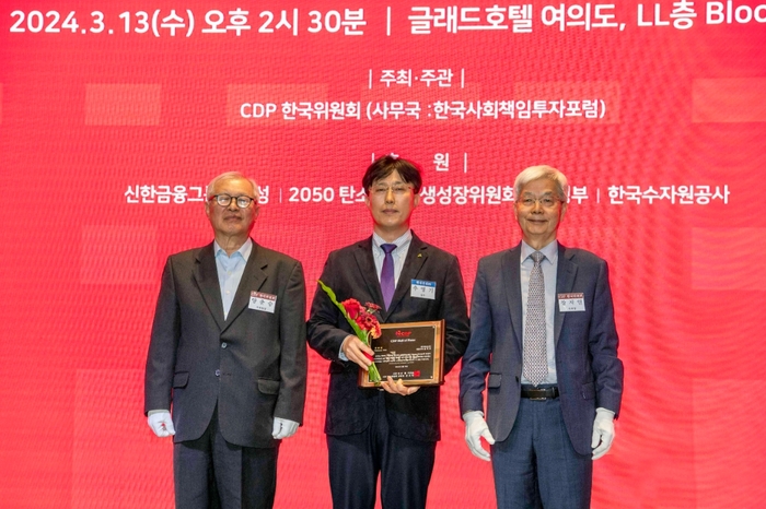 '2023 CDP 코리아 어워드' 시상식에서 현대건설 안전사업지원실장 추영기 상무(가운데)가 CDP 한국위원회 주요 관계자들과 기념사진을 촬영하고 있다.