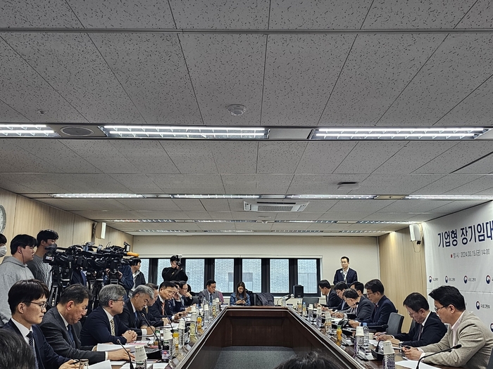 15일 서울 여의도 태흥빌딩에서 열린 국토부 주최 '기업형 장기임대 도입을 위한 업계 간담회' 현장 전경.