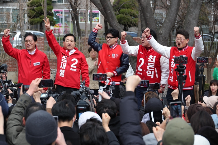 거리 인사하는 한동훈 총괄선대위원장