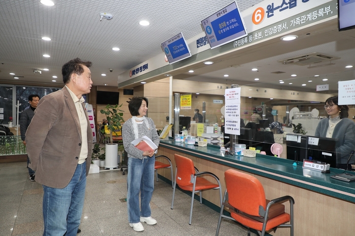 하은호 군포시장 19일 야간민원실 격려방문