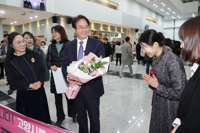 고양시 학부모 19일 이동환 고양시장에게 '감사 이벤트' 선사